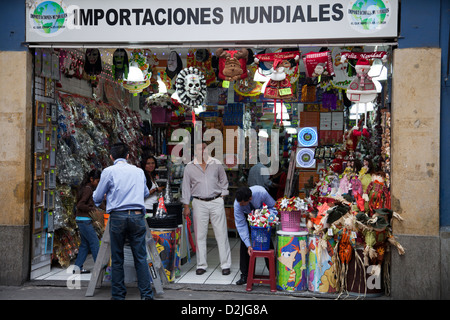 Novità prodotti negozio sulla Calle 5 Mayo avenue in Puebla - Messico Foto Stock