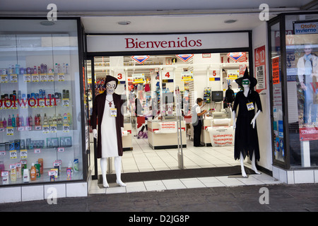 Woolworths memorizzare oltre il Dia de los Muertos su Calle 5 Mayo avenue in Puebla - Messico Foto Stock