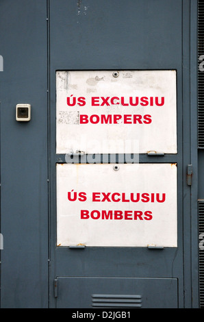 Barcellona, in Catalogna, Spagna. Sign in lingua catalana - 'uso esclusivo dei vigili del fuoco " Foto Stock