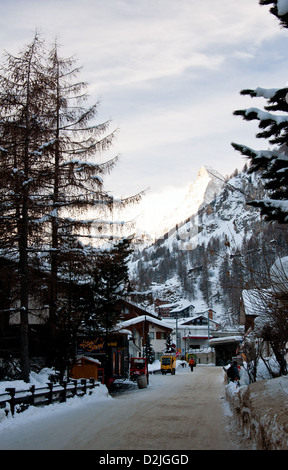 Villaggio di Zermatt in inverno Foto Stock