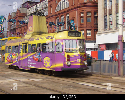 Karting 2000 tram su Blackpool lungomare destinazione Pleasure Beach Foto Stock