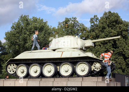 Berlino, Germania, i bambini giocano sui serbatoi del Memoriale Sovietico Foto Stock