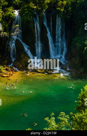 Le persone in vacanza - Kravica cascate sul fiume Trebizat Foto Stock