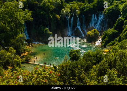 Le persone in vacanza - Kravica cascate sul fiume Trebizat Foto Stock
