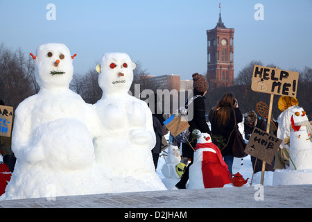 Berlino, Germania, Snowman dimostrazione contro il cambiamento climatico da parte dell'initiator Entegra Foto Stock