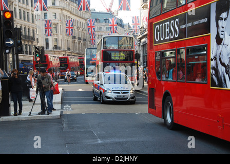 Auto della polizia del traffico di negoziazione di Regent Street, Londra, Regno Unito Foto Stock