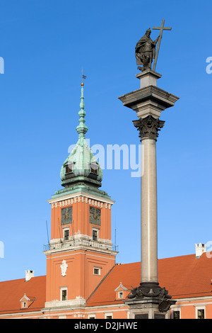 Xvii secolo re Sigismondo III Vasa statua sulla sommità delle colonne corinzie e il castello reale di Varsavia, Polonia. Foto Stock