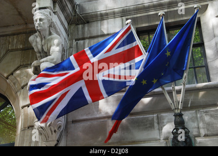 Union Jack e ce bandiera su edificio pubblico London REGNO UNITO Foto Stock