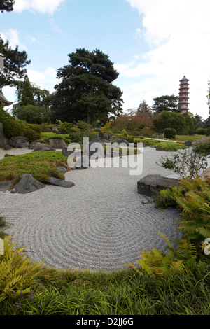 Il giardino giapponese con la pagoda cinese Royal Botanic Gardens di Kew, London, Regno Unito Foto Stock