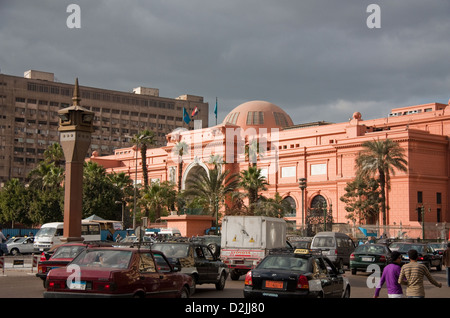 Il Cairo, Egitto, il traffico della città in piazza Tahrir di fronte all'Egiziano museo nazionale Foto Stock