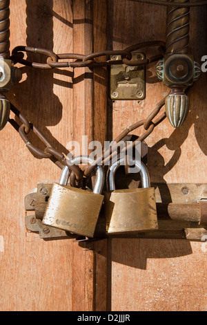 Cairo, Egitto, porta bloccata con Vorhaengeschloessern Foto Stock