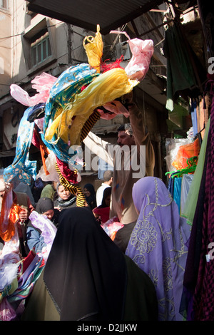 Il Cairo, Egitto, rivenditore pubblicizza il suo prodotto nel Khan el-Khalili Foto Stock