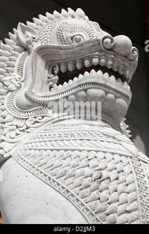 Questo feroce Drago in marmo custodisce un tempio thailandese ingresso Foto Stock