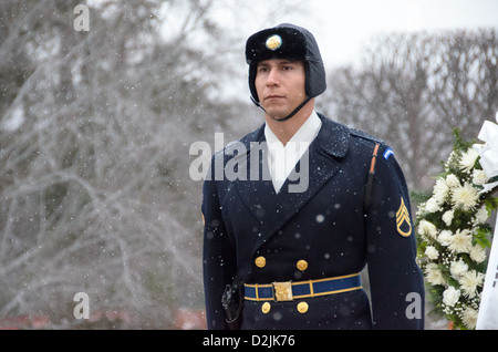 Un soldato prende parte alla cerimonia del cambio della guardia presso la Tomba degli Ignoti presso il Cimitero Nazionale di Arlington nella neve. Questo è il comandante di sfiato che oltreoceano la cerimonia. Foto Stock