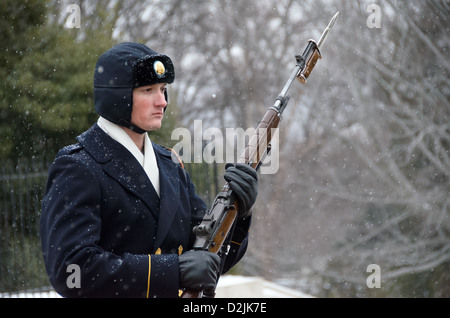 Un soldato prende parte alla cerimonia del cambio della guardia presso la Tomba degli Ignoti presso il Cimitero Nazionale di Arlington nella neve. Foto Stock