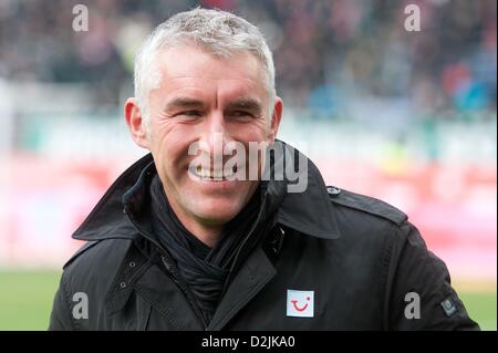 Hannover, Germania. Il 26 gennaio 2013. Hannover è capo allenatore Mirko Slomka sorge nell'stasium prima Bundesliga partita di calcio tra Hannobver 96 e VfL Wolfsburg a AWD Arena di Hannover, Germania, 26 gennaio 2013. © dpa picture alliance / Alamy Live News Foto Stock