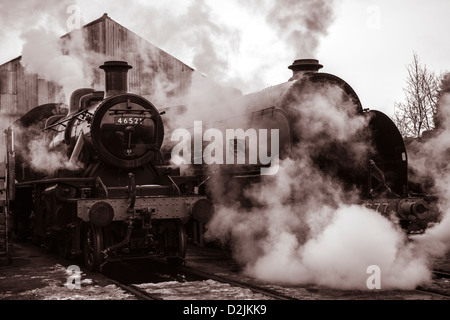 Locomotive a vapore al di fuori del motore Ivatt capannone classe numero 46521 e King Arthur classe Sir Lamiel numero 30777 Foto Stock