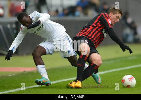 Francoforte sul Meno, Germania. Il 26 gennaio 2013. Francoforte sul Meno si Bastian Oczipka (R) il sistema VIES per la palla con Hoffenheim di Luis Advincula durante il Bundelsiga partita di calcio tra Eintracht Francoforte e 1899 Hoffenheim a Commerzbank Arena. Credito: dpa picture alliance / Alamy Live News Foto Stock