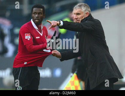 Hannover, Germania. Il 26 gennaio 2013. Hannover è capo allenatore Mirko Slomka (R) dà istruzioni al suo lettore Mame Diouf durante la Bundesliga partita di calcio tra Hannobver 96 e VfL Wolfsburg a AWD Arena. Credito: dpa picture alliance / Alamy Live News Foto Stock