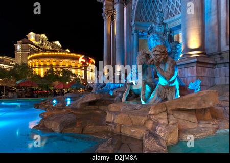 La fontana illuminata presso il Forum Shop Las Vegas Nevada USA Foto Stock