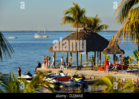 Vacanzieri godere la spiaggia di un resort di lusso. Florida, Stati Uniti d'America. Foto Stock