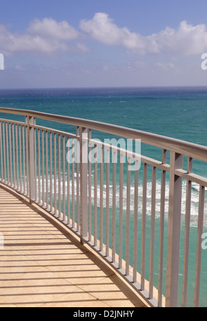 Vista da un ventesimo piano terrazza sopra Sunny Isles Beach a nord di Miami Beach, Florida Foto Stock