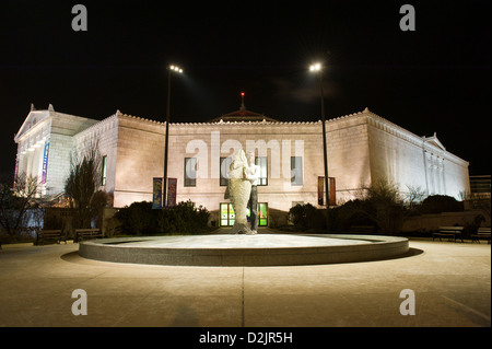 Vista notturna di John G. Shedd Aquarium e l'uomo con la statua di pesce in Chicago. MAX HERMAN/ALAMY Foto Stock