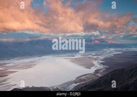 Nuvole al di sopra della Valle della Morte sono evidenziate da il sole del mattino, come visto da Dante, vista parco nazionale della Valle della Morte Foto Stock