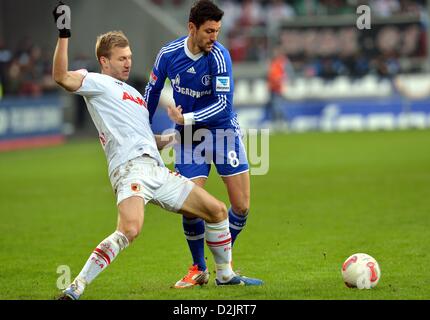 Zweikampf zwischen l-r: Ciprian MARICA (Schalke 04), Ragnar KLAVAN (FC Augsburg), Foto Stock