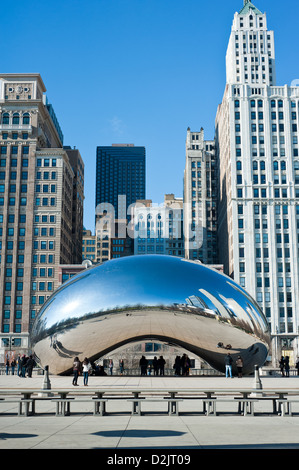 Cloud Gate, noto anche come il fagiolo, è un ente pubblico di scultura in Chicago's Millennium Park. Foto Stock