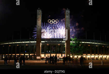 Fuochi d'artificio durante il Pyronale 2009 oltre lo stadio Olimpico di Berlino, Germania Foto Stock