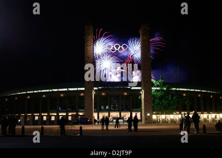 Fuochi d'artificio durante il Pyronale 2009 oltre lo stadio Olimpico di Berlino, Germania Foto Stock