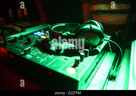 Berlino, Germania, una console di mixaggio in sala da ballo Kreuzberg Foto Stock