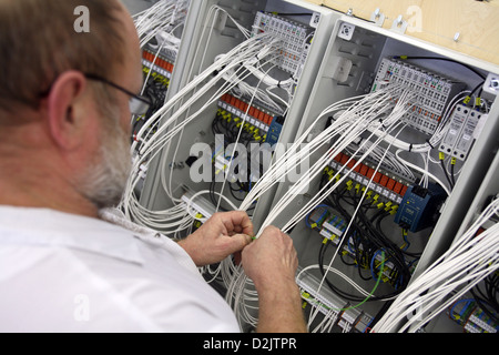 Un dipendente di cavi di collegamento, Berlino, Germania Foto Stock