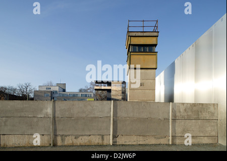 Berlino, Germania, torre di avvistamento al Mauergedenkstaette in Bernauer Strasse Foto Stock