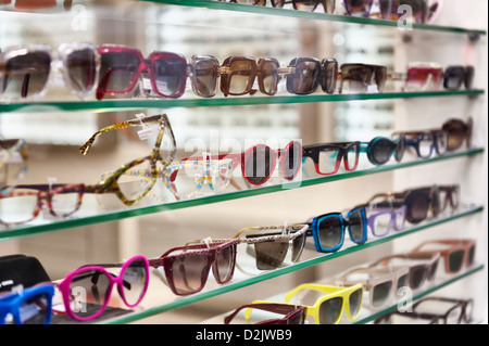 Occhiali e occhiali da sole nella vetrina di un negozio di ottici a Parigi, Francia. Fotografato dalla strada pubblica, Foto Stock