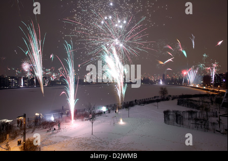 Berlino, Germania, fuochi d'artificio di Rummelsburg Bay per la Vigilia di Capodanno 09/10 Foto Stock