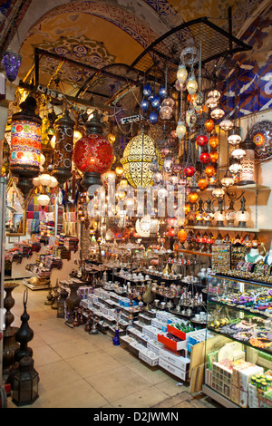 ISTANBUL TURCHIA - appeso elettriche colorate vetro turco lanterne lampade in un negozio di Grand Bazaar Kapali Carsi Kapalicarsi Foto Stock