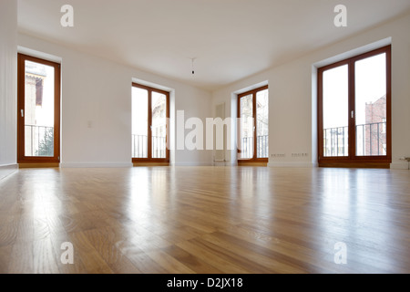 Berlino, Germania, camere con finestre in legno e pavimenti in legno duro Foto Stock