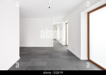 Berlino, Germania, camere con finestre in legno e pavimento in pietra nella nuova costruzione di una casa di riga Foto Stock