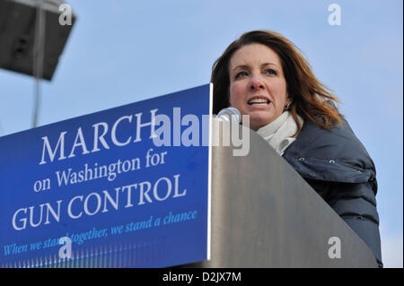 Washington, DC, Stati Uniti Gen 26, 2013. Washington, DC, Stati Uniti Shannon Watt, fondatore di un milione di mamme per il controllo dell'arma, parla come migliaia rally sul National Mall durante la marcia su Washington per il controllo dell'arma, scatenato dalle uccisioni di massa come il Newtown, CT, riprese di 26 persone, tra cui 20 giovani scolari. (Credito Immagine: © Jay Mallin/ZUMAPRESS.com) Foto Stock