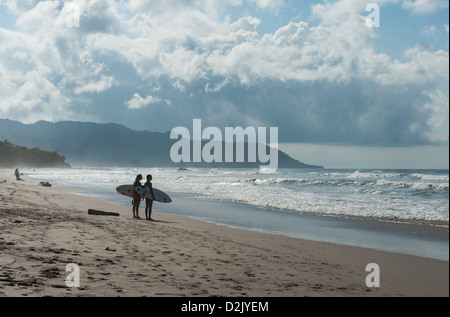 Due femmina surfisti sulla spiaggia di Santa Teresa. Peninsula de Nicoya. Costa Rica. Foto Stock