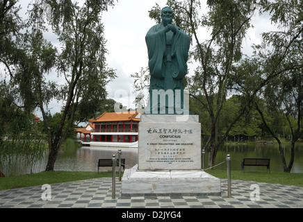 Singapore Repubblica di Singapore, una statua di Confucio nel giardino cinese Foto Stock