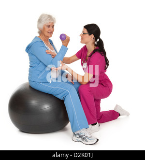 Femmina di cura di salute professionale femminile assistenza senior citizen con tecnica di esercizi. Foto Stock