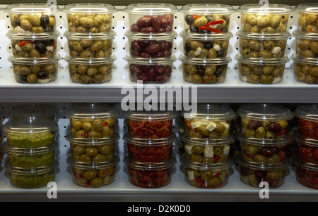 Berlino, Germania, prelibatezze mediterranee confezionati in forma popolare fattori Verkaufsgroessen Foto Stock