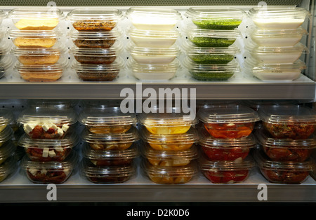 Berlino, Germania, prelibatezze mediterranee confezionati in forma popolare fattori Verkaufsgroessen Foto Stock