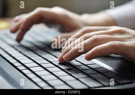 Close-up di digitazione di mani femminili sulla tastiera Foto Stock