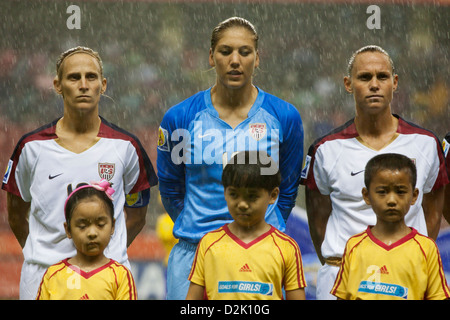 SHANGHAI, CINA - 18 SETTEMBRE: I giocatori della squadra degli Stati Uniti Kristine Lilly, Hope solo e Christie Rampone (L-R) stanno sotto la pioggia durante le presentazioni della squadra prima della partita del gruppo B della Coppa del mondo femminile FIFA contro la Nigeria allo Shanghai Hongkou Football Stadium il 18 settembre 2007 a Shanghai, Cina. Solo per uso editoriale. Uso commerciale vietato. (Fotografia di Jonathan Paul Larsen / Diadem Images) Foto Stock