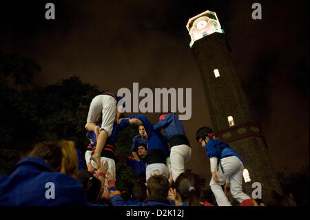 Barcellona, Spagna. Il 26 gennaio 2013. Costruzione di una torre umana. Il Festival di Els Foguerons de Sa Pobla è una celebrazione di Maiorca svoltasi nel quartiere Gràcia di Barcellona dal 1993 che include il folclore catalano e attività tradizionali come i diavoli, fuoco, giganti e torri umane. Foto Stock