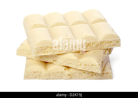 Porosi bianchi pezzi di cioccolato isolato su bianco Foto Stock